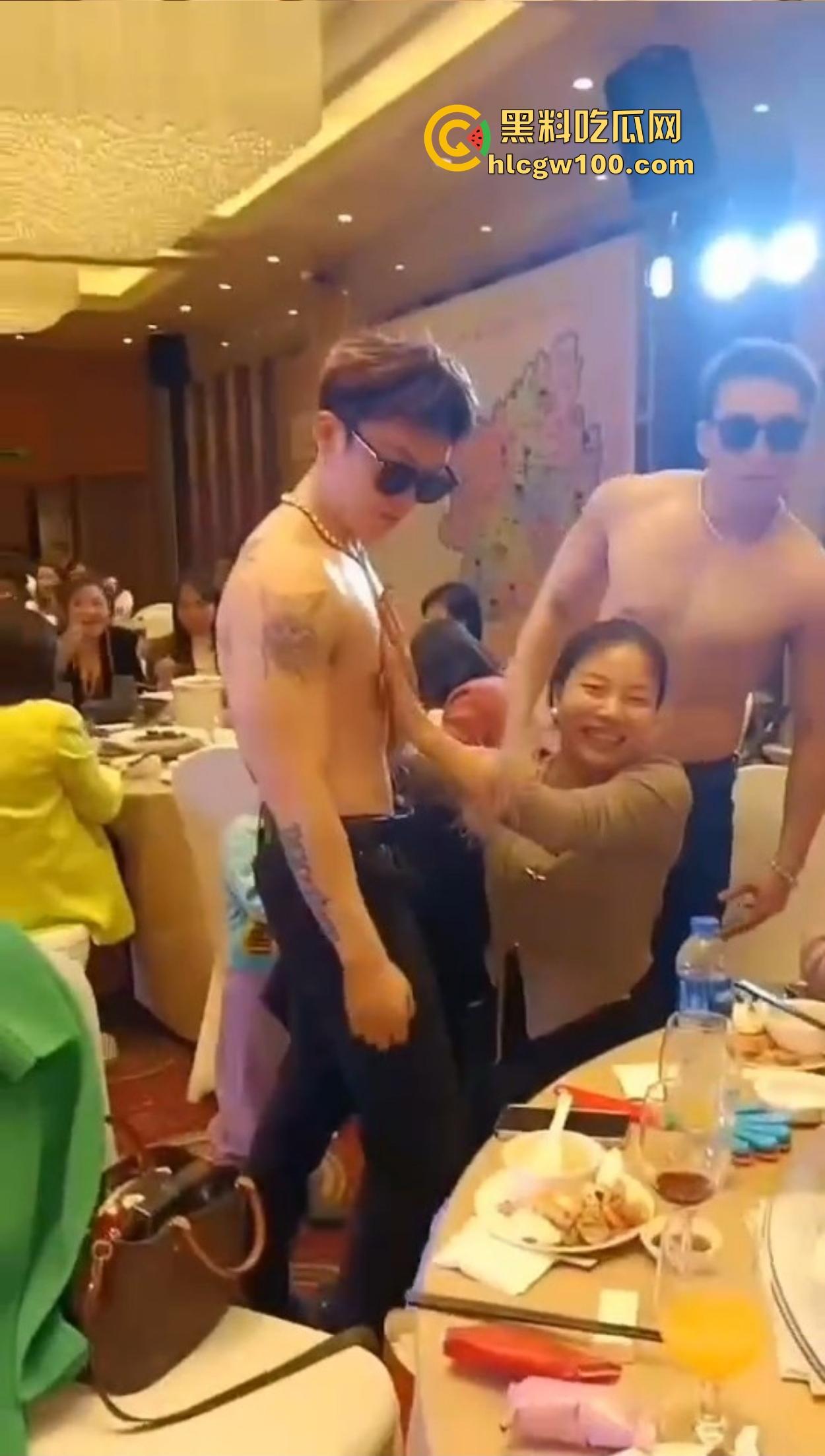 贵妇们的纸醉金迷现场曝光，点一群半裸男模摸奶子取乐，这年头不止男人玩得开，贵妇玩起来也是真绝！-5