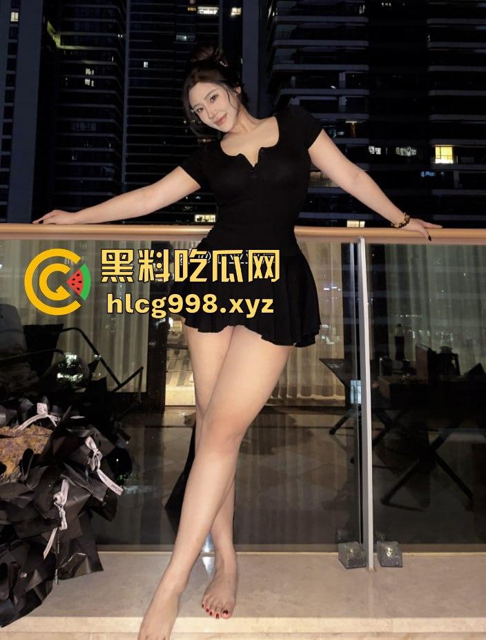 微博网红【亚亚亚辰】56W粉丝奔着肥臀白虎逼！美臀勒B福利，全靠这肥臀吸粉！-4