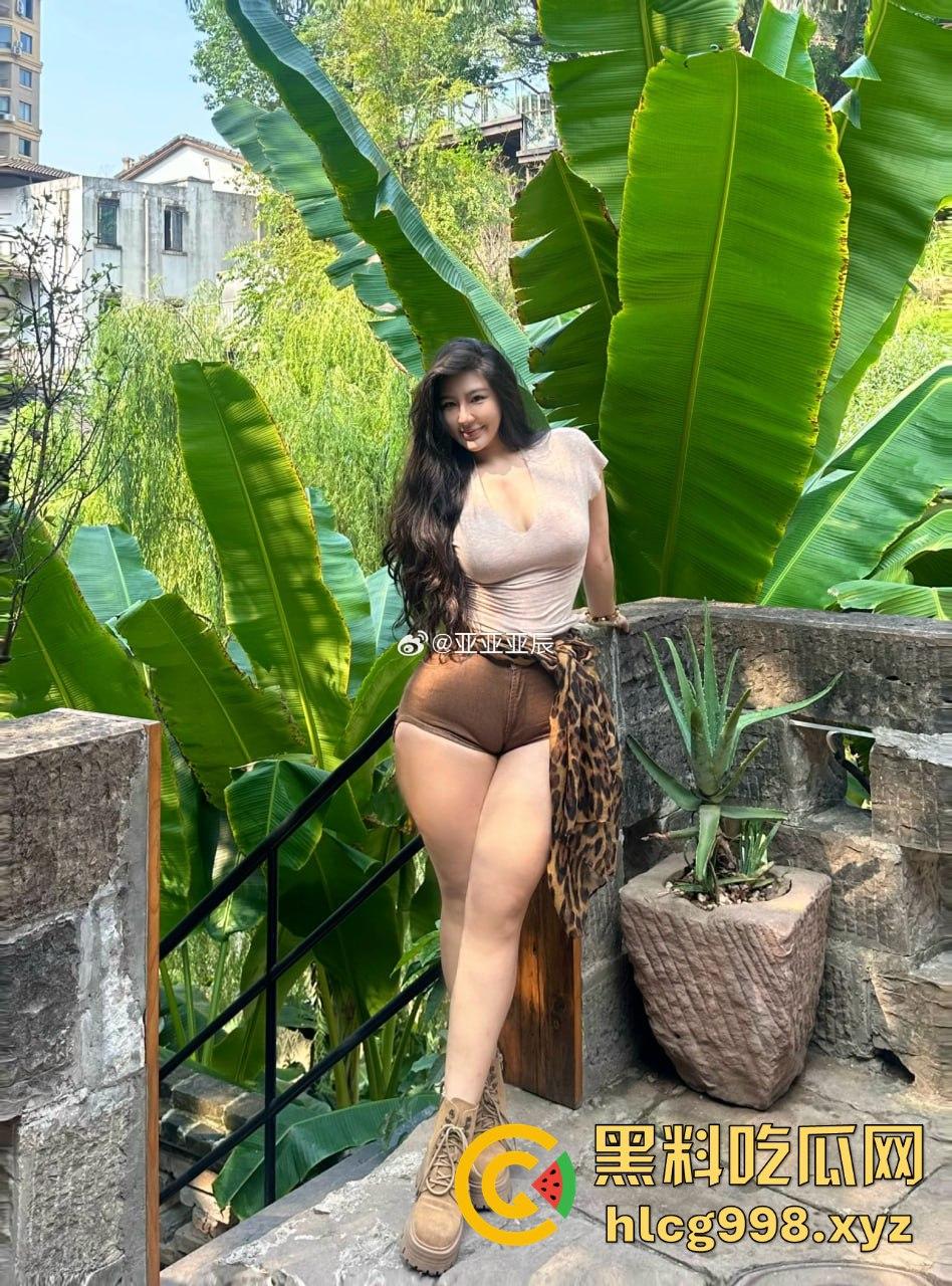 微博网红【亚亚亚辰】56W粉丝奔着肥臀白虎逼！美臀勒B福利，全靠这肥臀吸粉！-7