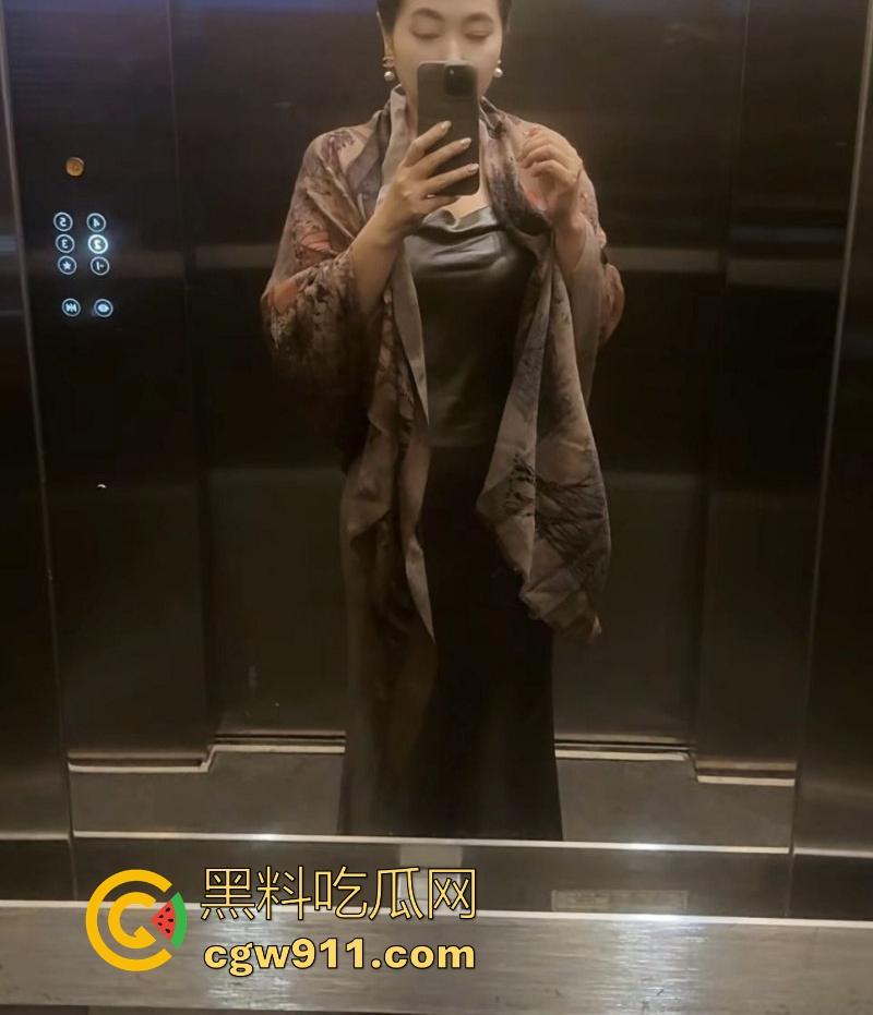 40岁上市公司高管微胖熟女约炮榨精，风韵犹存少妇包养小白脸，被各种姿势爆操，高潮不断浪叫连连！-5