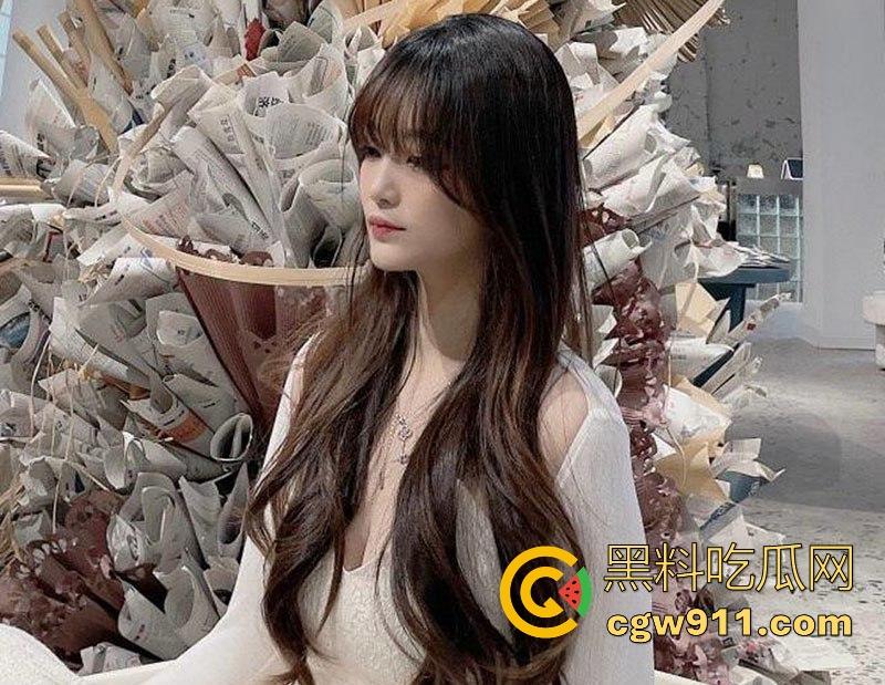 约炮深圳极品反差少女，纤手揉捏c罩杯逆天美乳，白丝渔网袜玉足摩擦，反差魅力无法抗拒！-2