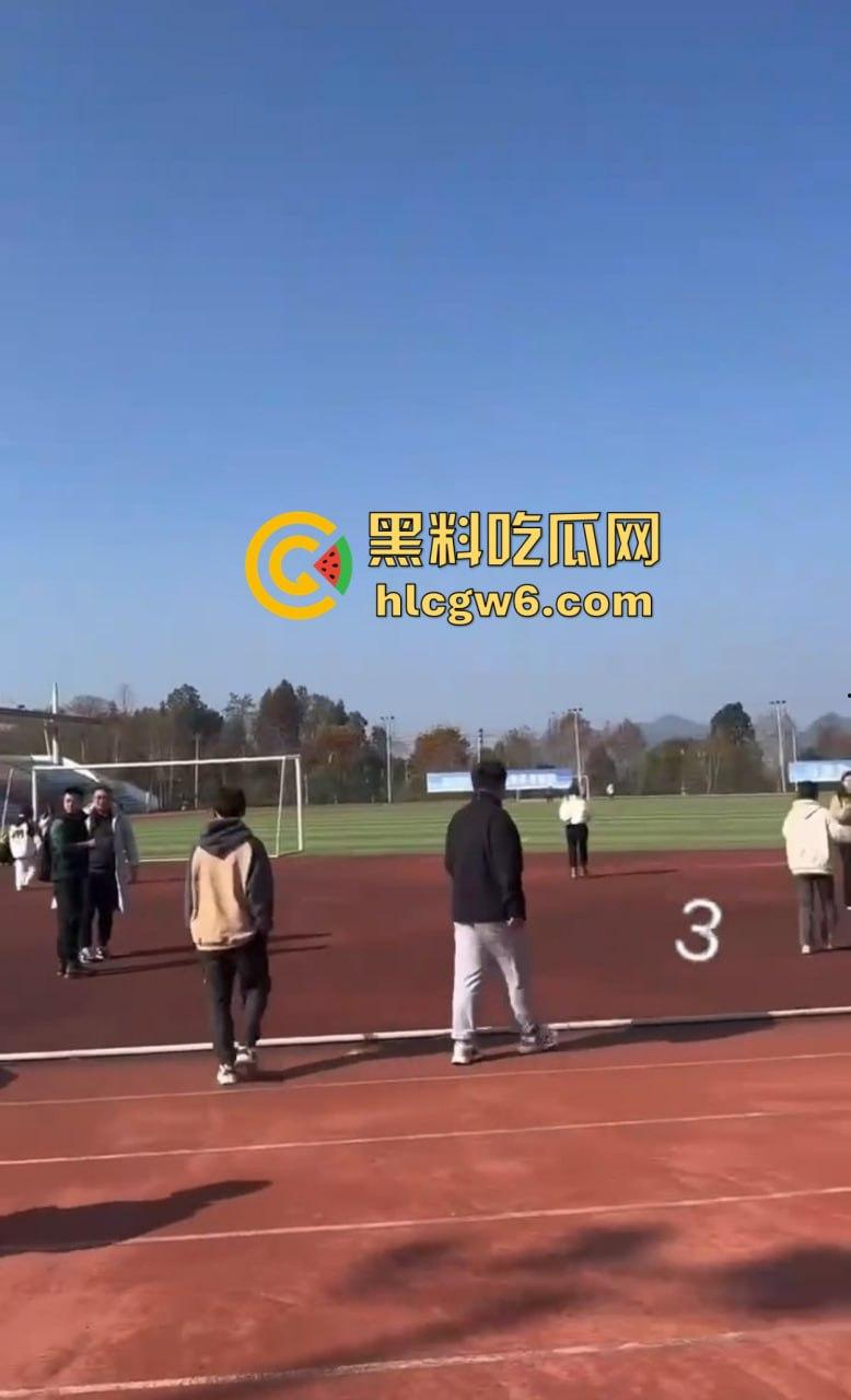 贵州遵义飙车哥路斯特霸气漂移进医药高等专科校园,操场草坪惨成赛车道,赔偿金额直接把人吓软!-3