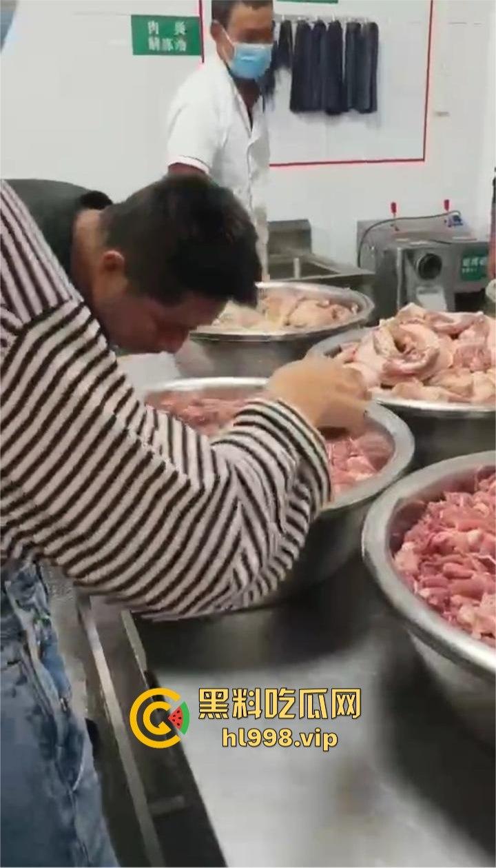 云南昆明长丰学校食堂提供变质肉？校方荒谬回应惹众怒：臭肉怕啥，老鼠蟑螂都能吃！-14