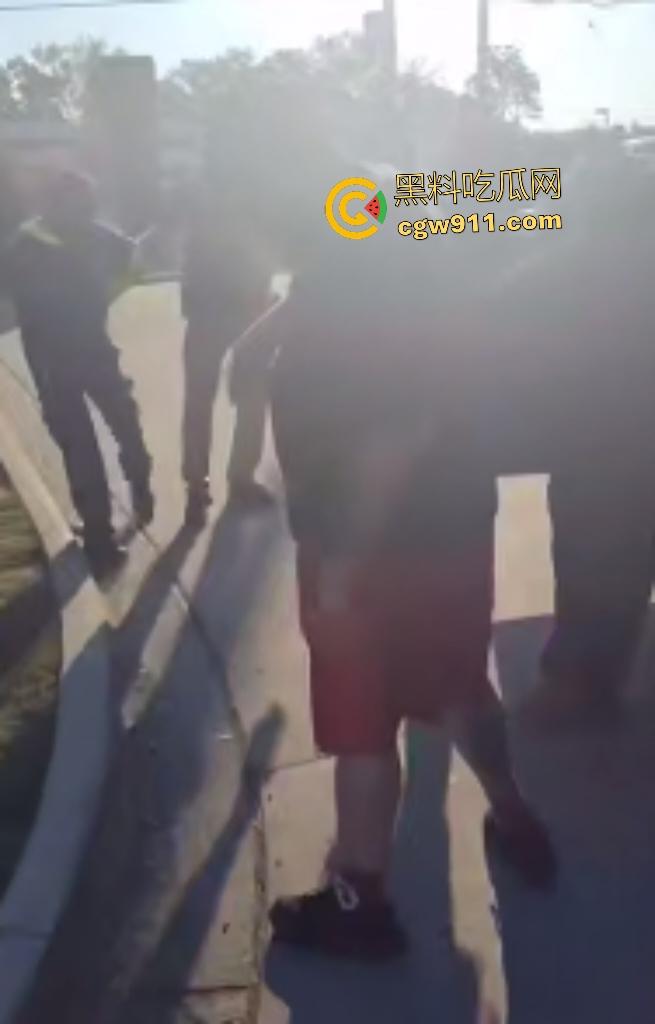 芝加哥移民猎巫大行动！特朗普铁拳砸下800+非法客从车中拖出狂搜住所，巴士驱逐潮喷抗议者怒吼“Shit”！-4