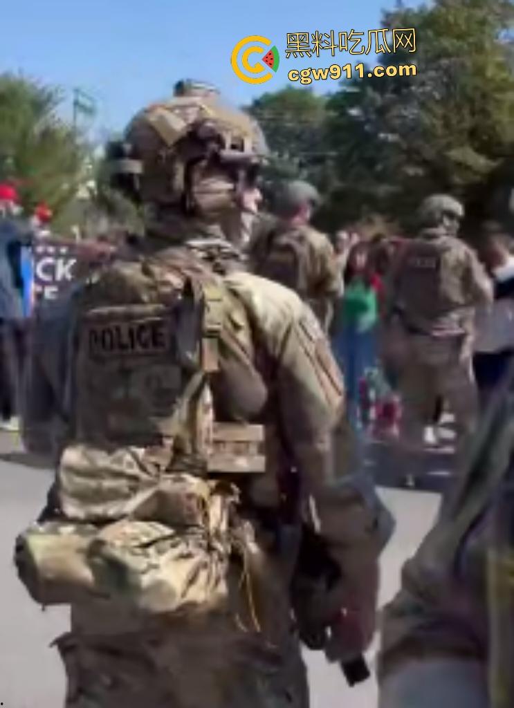 芝加哥移民猎巫大行动！特朗普铁拳砸下800+非法客从车中拖出狂搜住所，巴士驱逐潮喷抗议者怒吼“Shit”！-5