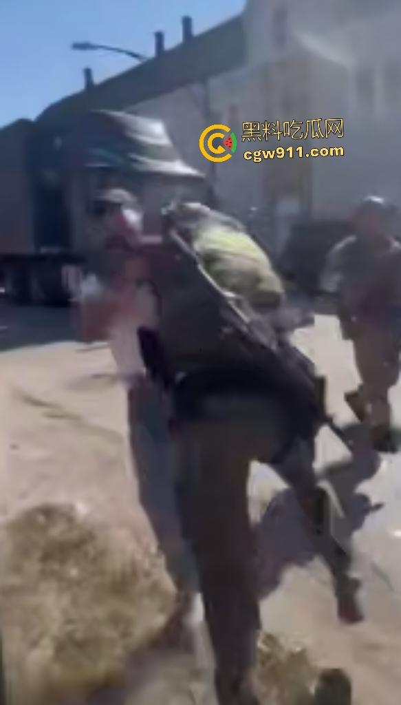 芝加哥移民猎巫大行动！特朗普铁拳砸下800+非法客从车中拖出狂搜住所，巴士驱逐潮喷抗议者怒吼“Shit”！-8