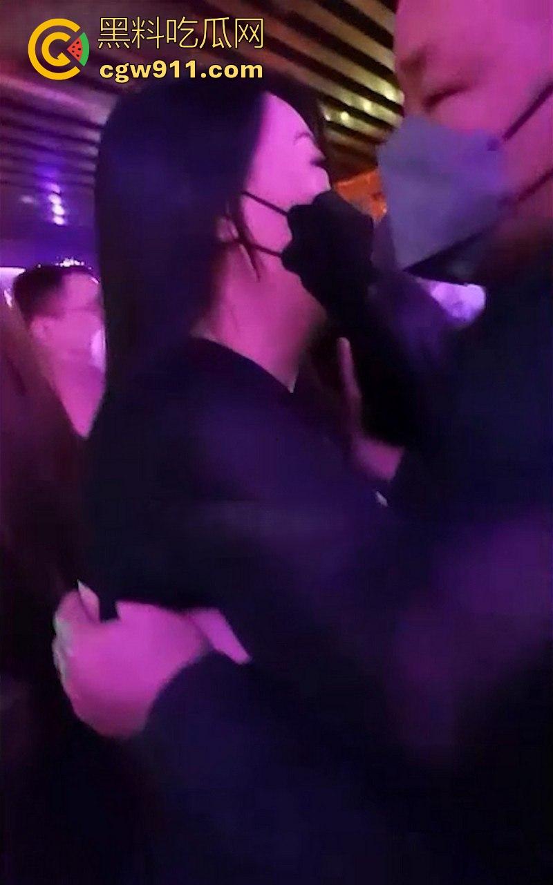 重庆砂舞厅淫乱偷拍！上百妹子紧身裙摇臀等挑，高颜值御姐少妇应有尽有，昏黄灯下抓奶接吻6分钟狂欢！-3