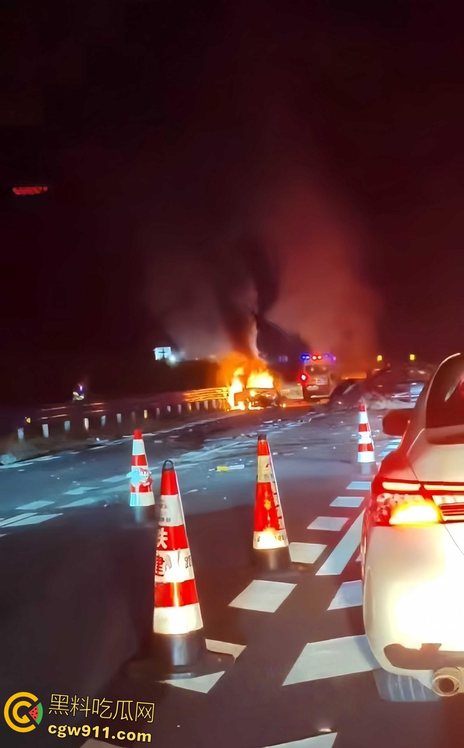 广西玉林深南高速5车追尾，连撞起火2死3伤，现场火光四射浓烟滚滚，节假日事故多发注意车距慢速 ！-3