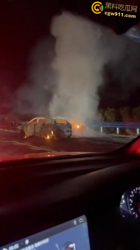 广西玉林深南高速5车追尾，连撞起火2死3伤，现场火光四射浓烟滚滚，节假日事故多发注意车距慢速 ！-6