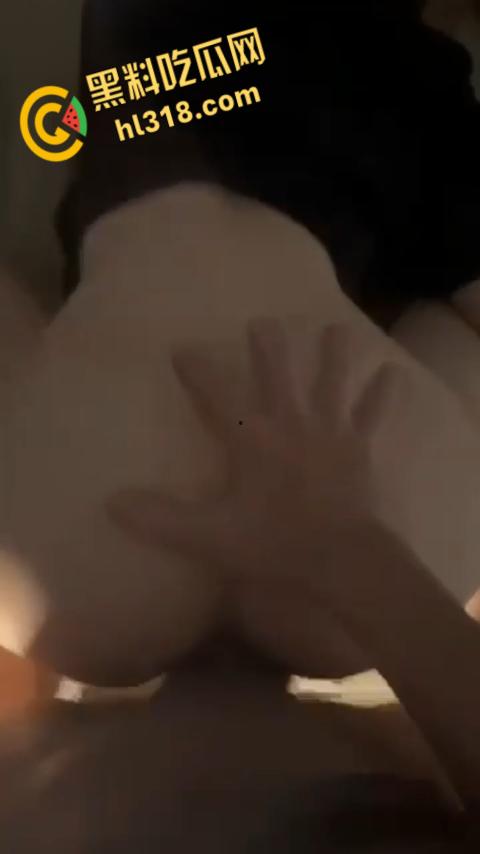 广西桂林理工大学【莫韩秋】，与男友激情啪啪视频曝光，丰满翘臀母狗被后入爆菊花，爽到浪叫连连 !-9