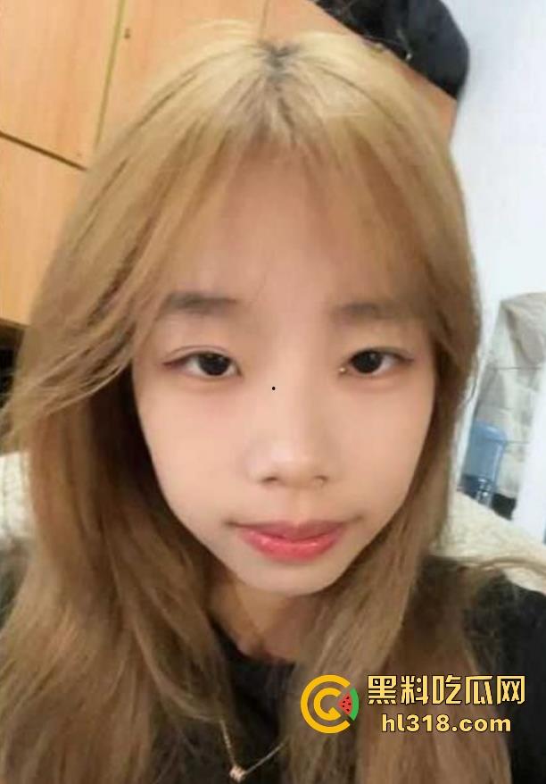 湖南工商职业学院超清纯学妹【刘晓葵】网恋裸聊遭渣男录屏，脸穴同框自慰，粉嫩娇躯浓密私处，反差拉满！-3