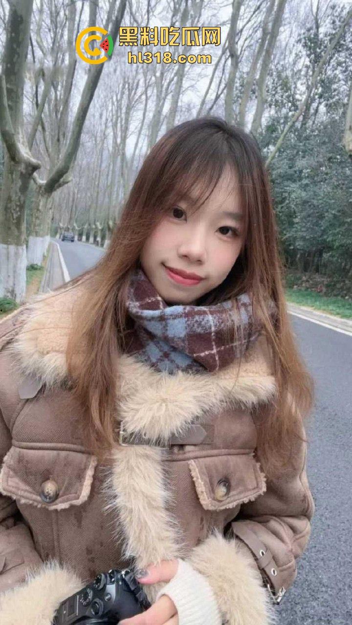 湖南工商职业学院超清纯学妹【刘晓葵】网恋裸聊遭渣男录屏，脸穴同框自慰，粉嫩娇躯浓密私处，反差拉满！-4