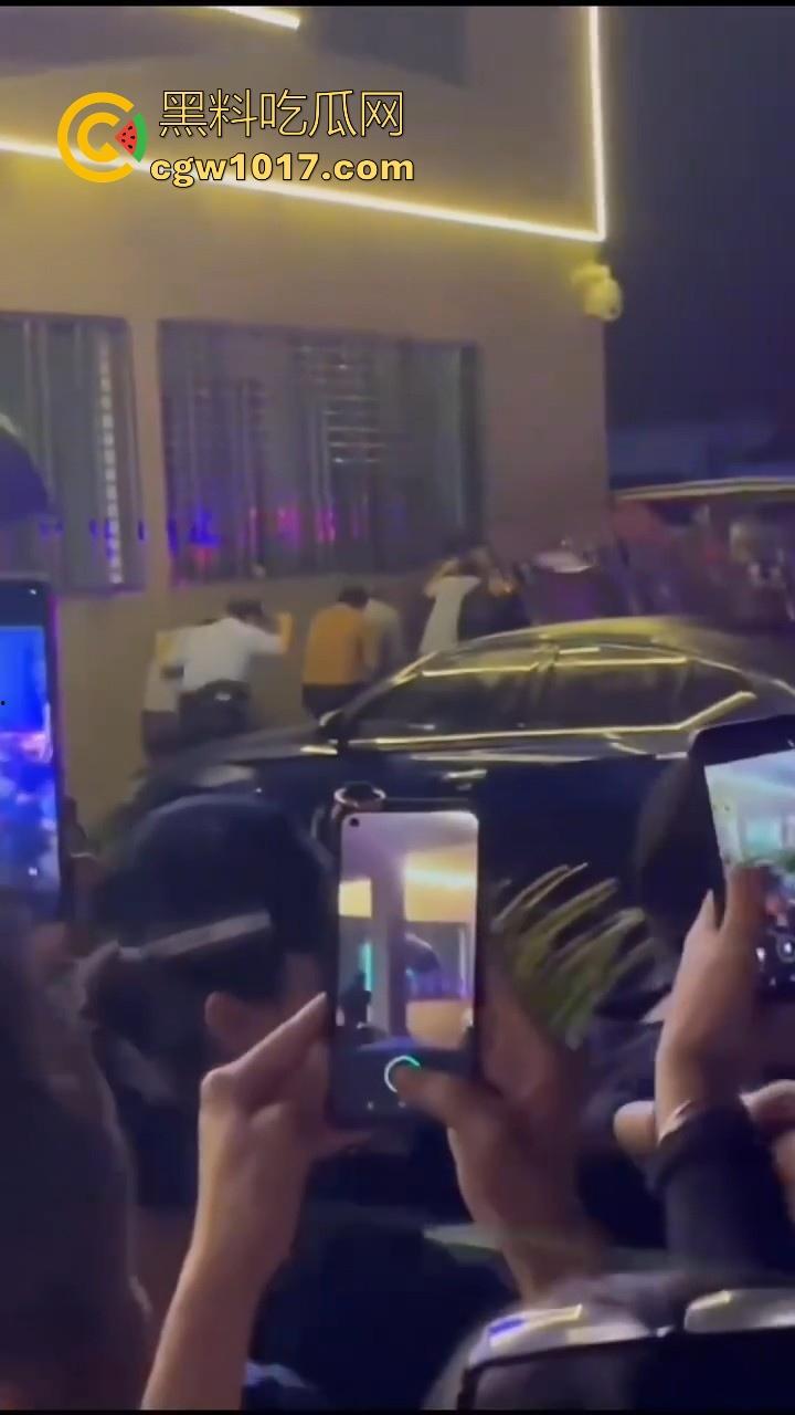 海南琼中爆发大规模群体抗争!因海南天然橡胶产业集团偷砍农民的槟榔田爆发,现场的农民们情绪机动!-1