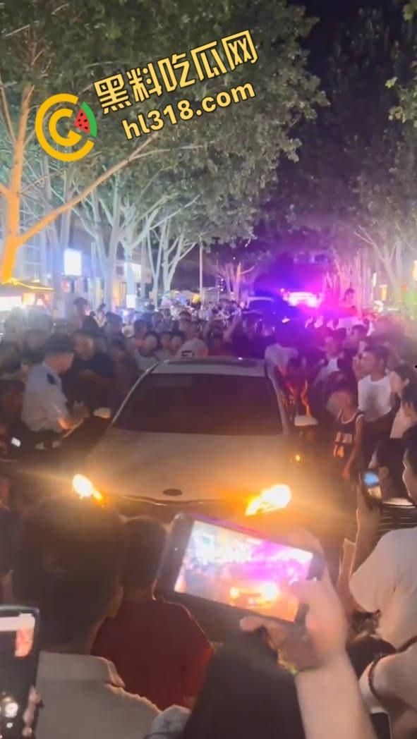 济源原配怒堵马路抓小三，男主和小三躲在车里不出来，吃瓜群众怒怼小三，交警现场调解 !-5