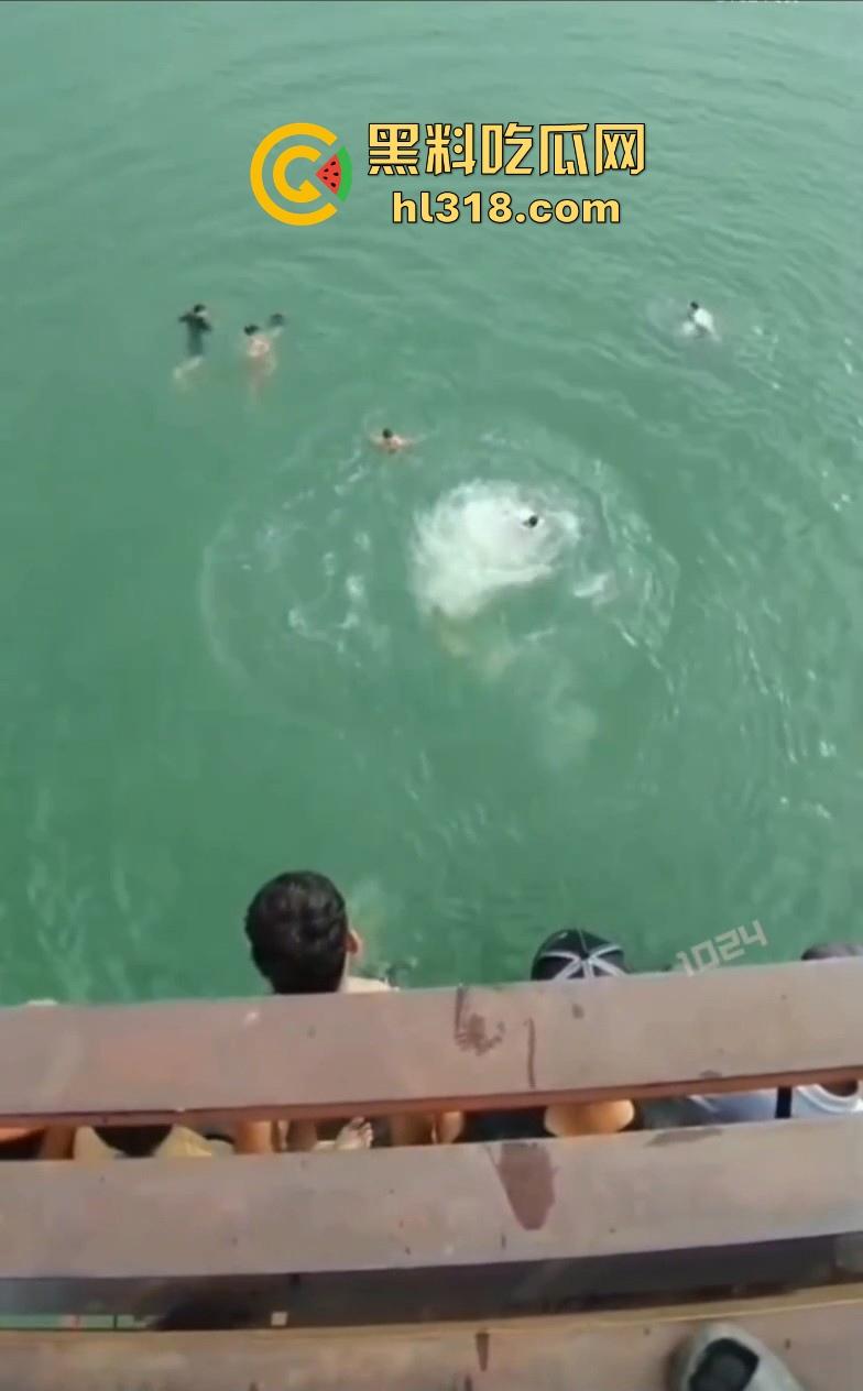 西班牙小伙跳水表演变成事故，这下好啦不看清楚情况再跳，直接跳人头上，把下面的人骨头全砸断了！-4