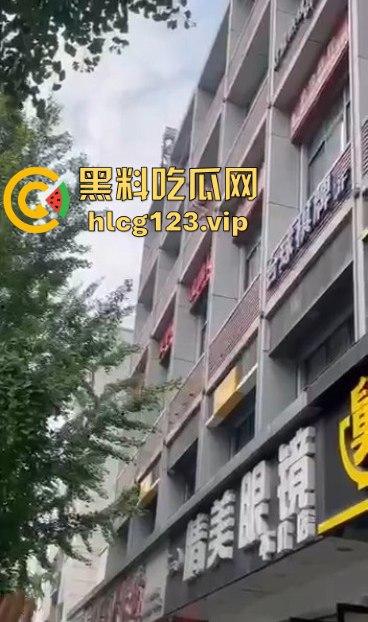 眉山光身跳楼事件！妹子从五楼光溜溜跳下，阿姨们吓得直喊，背后真相到底是什么？-3
