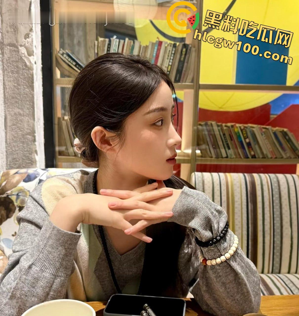 传媒大学清纯校花级女神【吴丽雅】风格多变可欲可甜，人美逼遭罪再美也没用，被渣男插腻了照样曝光！-13