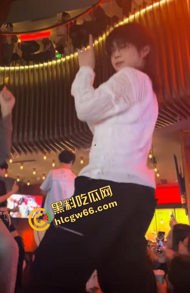 长沙春天夜店姐姐们爆玩男模，腹肌热舞搔到湿，小仙女们轮流上手，今晚不射都难！-4