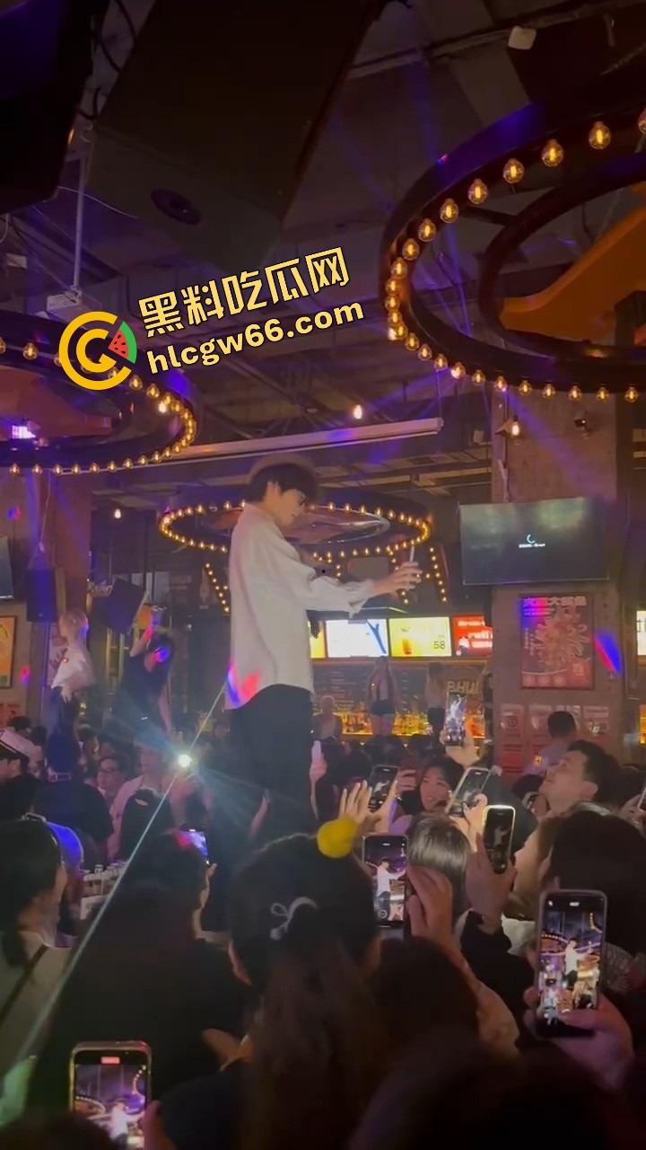 长沙春天夜店姐姐们爆玩男模，腹肌热舞搔到湿，小仙女们轮流上手，今晚不射都难！-8