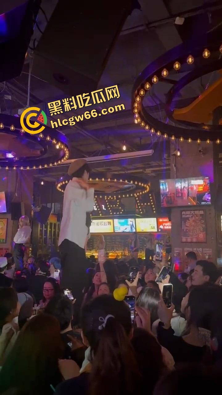 长沙春天夜店姐姐们爆玩男模，腹肌热舞搔到湿，小仙女们轮流上手，今晚不射都难！-9