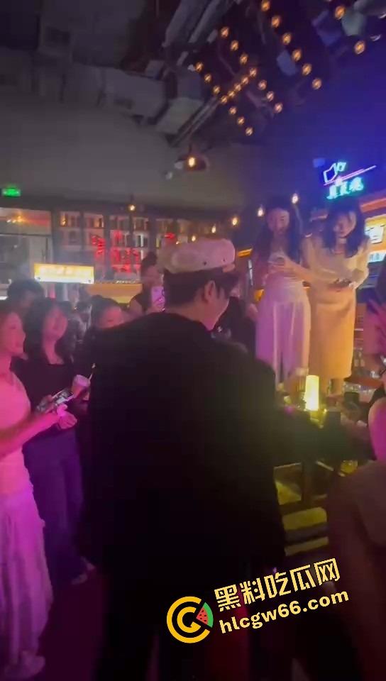 长沙春天夜店姐姐们爆玩男模，腹肌热舞搔到湿，小仙女们轮流上手，今晚不射都难！-10