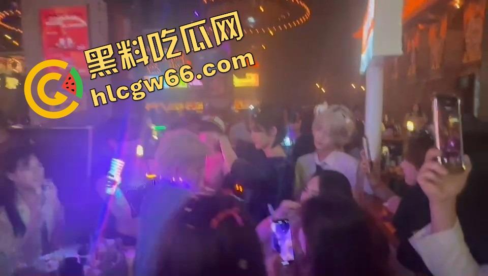 长沙春天夜店姐姐们爆玩男模，腹肌热舞搔到湿，小仙女们轮流上手，今晚不射都难！-16