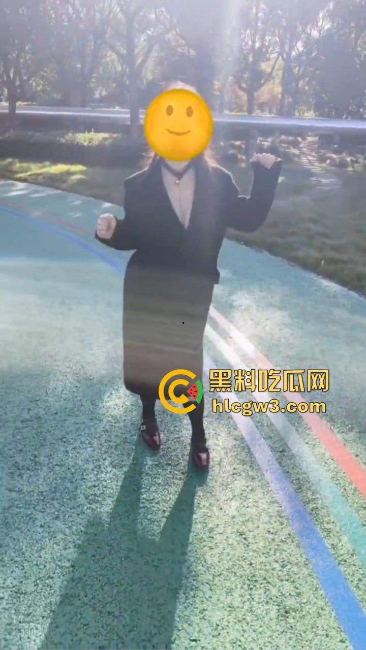 大奶淫妻『又又』不愧是石家庄第一骚 大白天公园拍视频 漏奶吓得大爷连人带收音机跑路，大爷脑袋直接宕机！-11