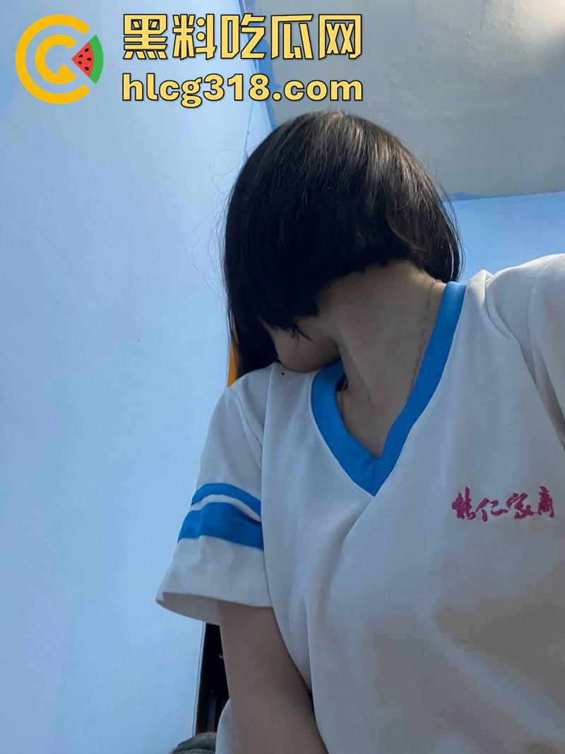 南京艺术学院蜜桃臀【胡雅婷】,外表清纯身材诱人,被疯狂后入蜜桃臀,淫叫声此起彼伏!-5