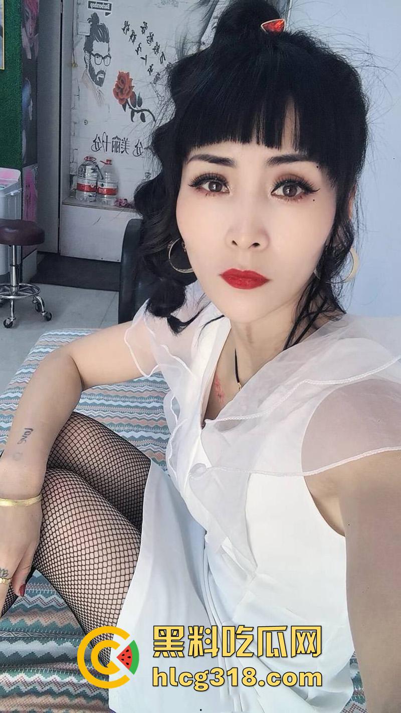 内蒙黑丝理发店老板娘【独领理发店】，离婚后快手擦边穿诱人丝袜卖骚，约炮体育生爆操骚穴！-5