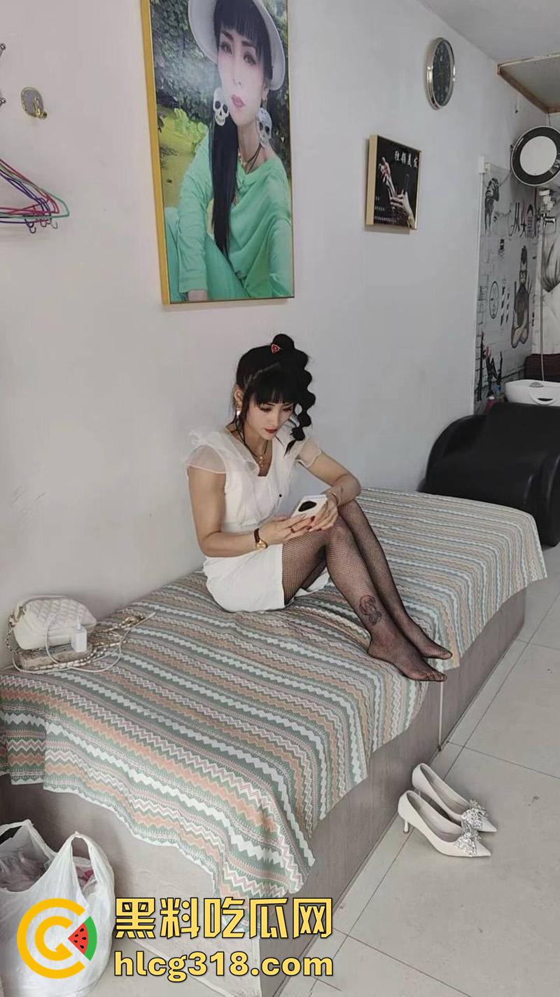 内蒙黑丝理发店老板娘【独领理发店】，离婚后快手擦边穿诱人丝袜卖骚，约炮体育生爆操骚穴！-7