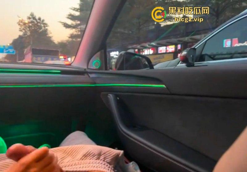开车不误吃鸡巴!特斯拉女车主车内偷情网约一夜男!-2