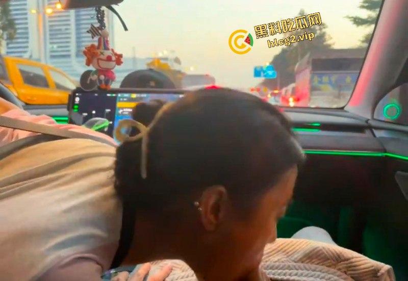 开车不误吃鸡巴!特斯拉女车主车内偷情网约一夜男!-7