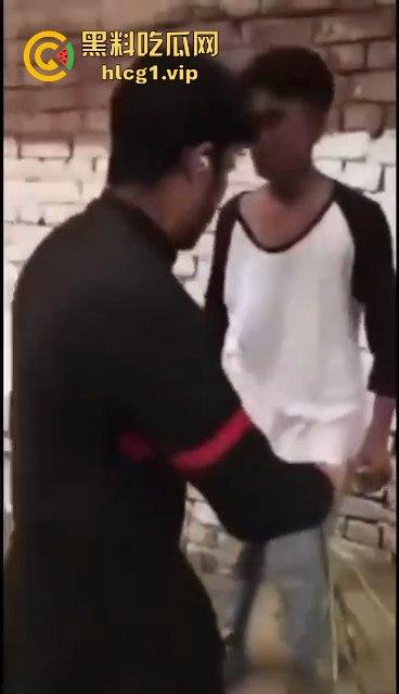 印度阿三小男孩企图性侵女孩被抓！被女孩父亲当场制服，这行为太离谱了！-1