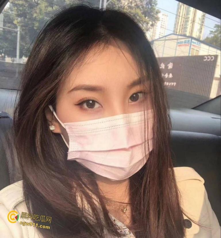 浙江舟山新婚人妻【胡娜】，少妇口活就是好，床上各种姿势深喉口交，穿着开档丝袜被暴力抽插骚穴！-3