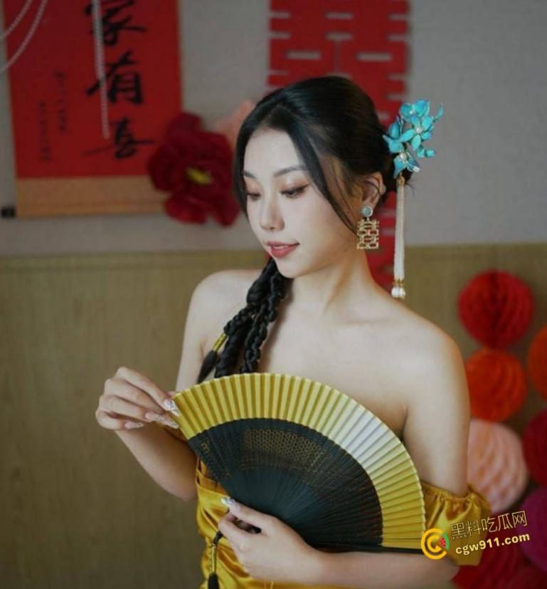 浙江舟山新婚人妻【胡娜】，少妇口活就是好，床上各种姿势深喉口交，穿着开档丝袜被暴力抽插骚穴！-4