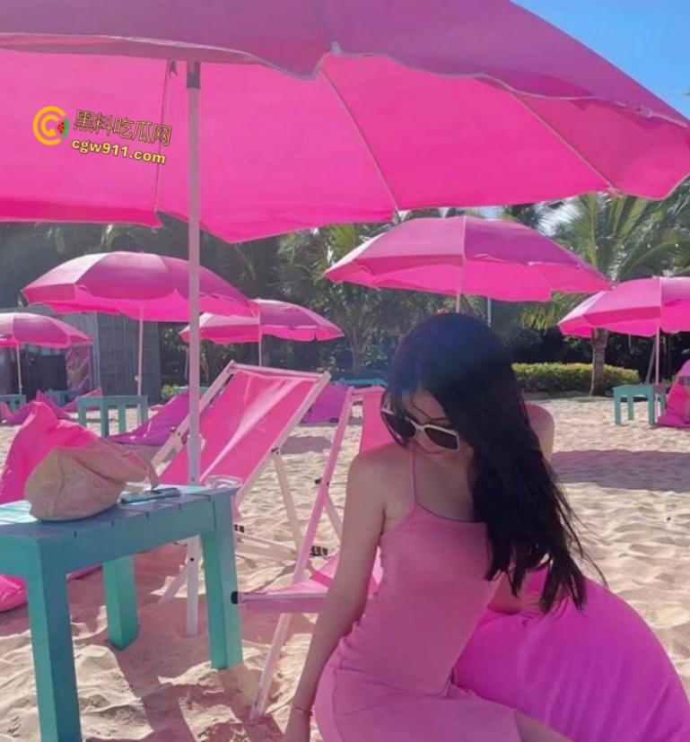 浙江舟山新婚人妻【胡娜】，少妇口活就是好，床上各种姿势深喉口交，穿着开档丝袜被暴力抽插骚穴！-5