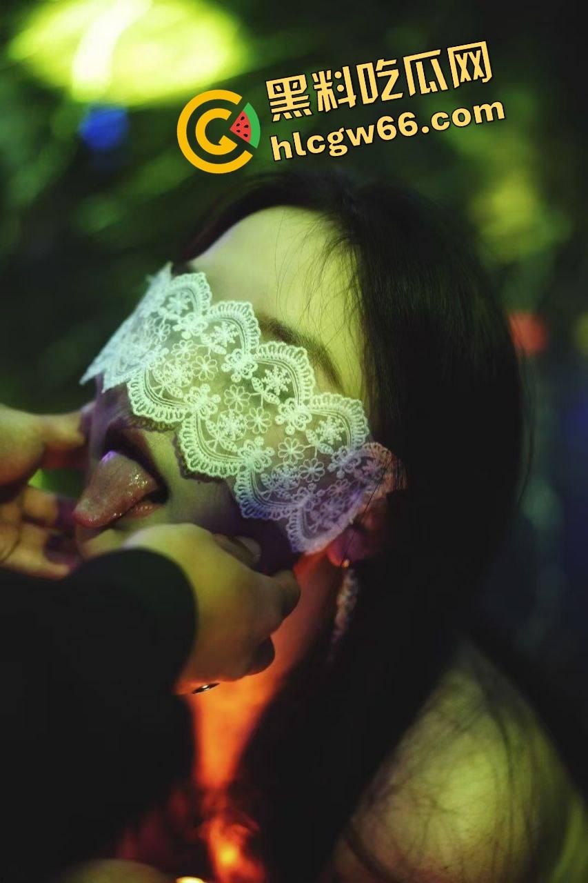 武汉SM酒吧爆料，妹子免费男得500，可吊起来抽逼、滴蜡捆绑全套伺候，M妹排队等调教！-9