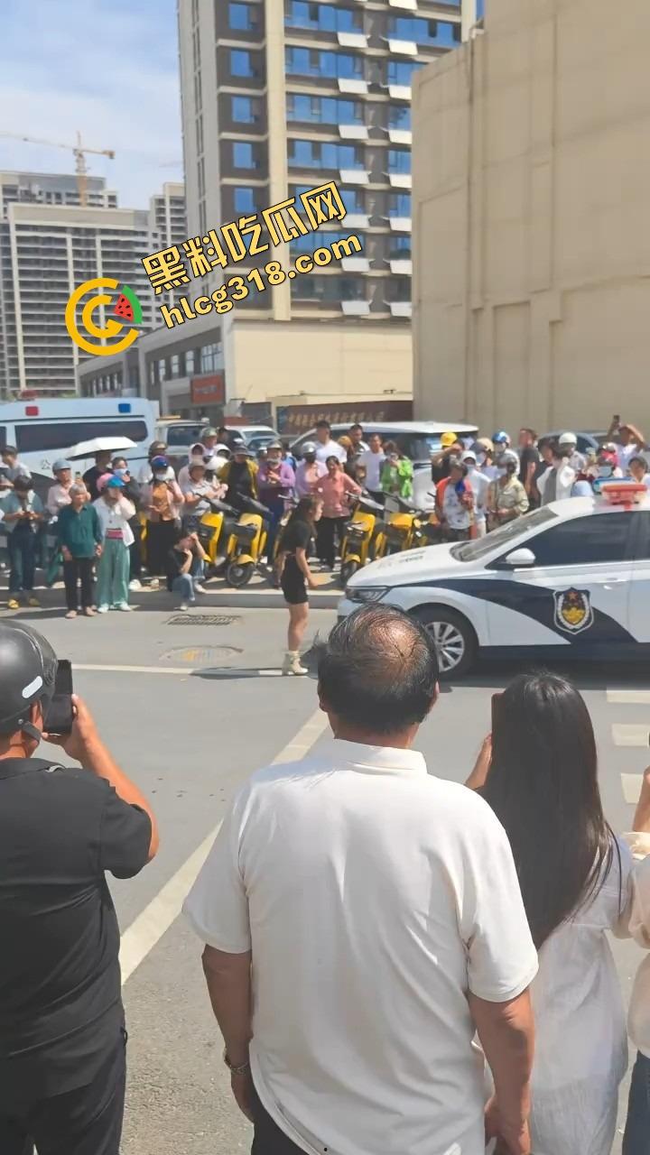 山东菏泽违停被贴条不服还爬警车狂吼，网红『玲玲宝贝』在线上演癫婆斗交警！-3