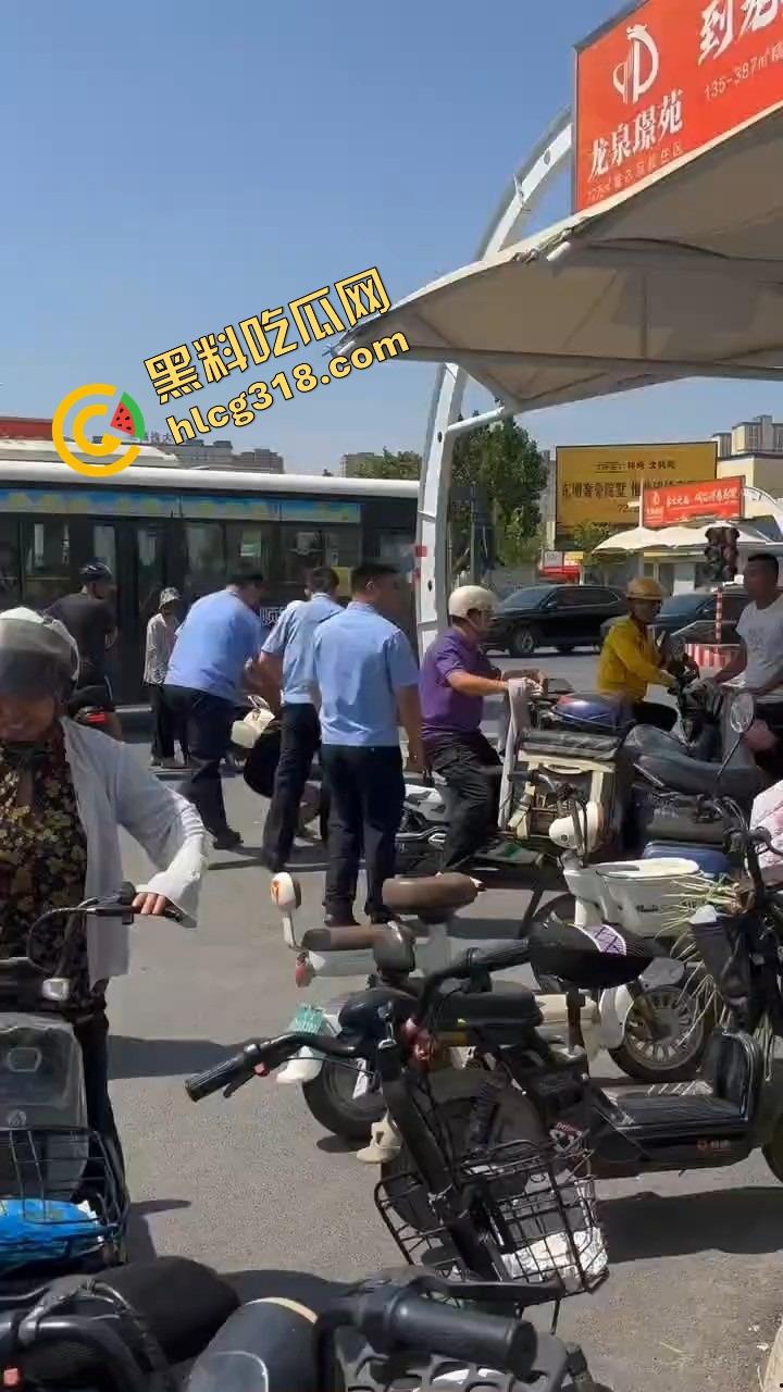 山东菏泽违停被贴条不服还爬警车狂吼，网红『玲玲宝贝』在线上演癫婆斗交警！-6