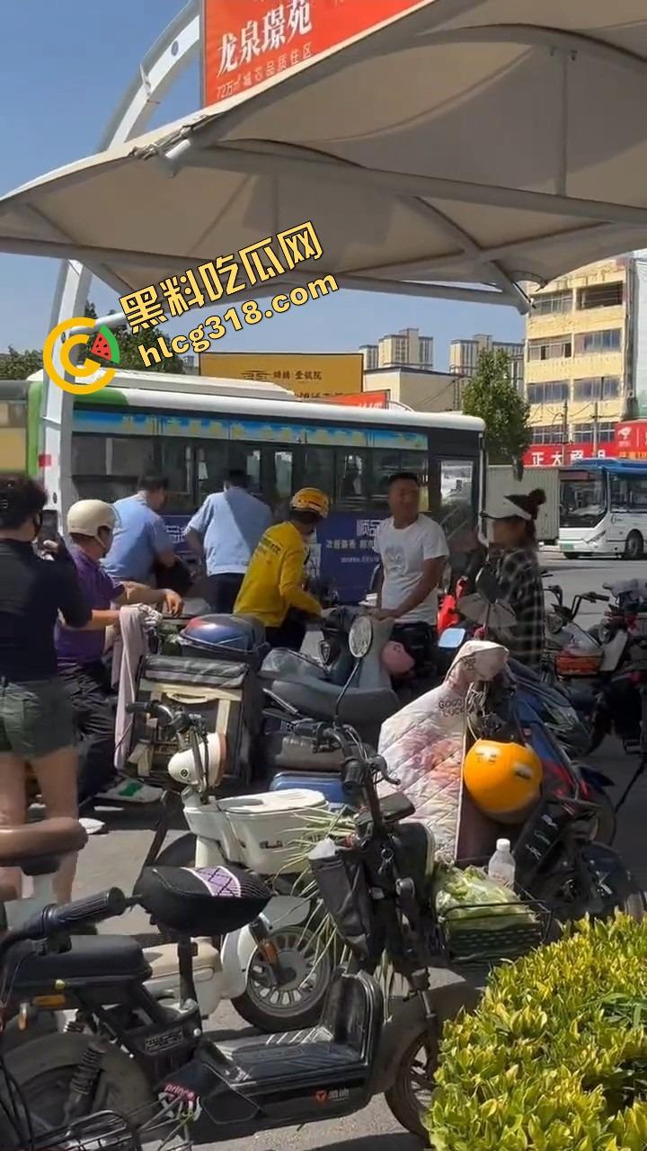 山东菏泽违停被贴条不服还爬警车狂吼，网红『玲玲宝贝』在线上演癫婆斗交警！-7