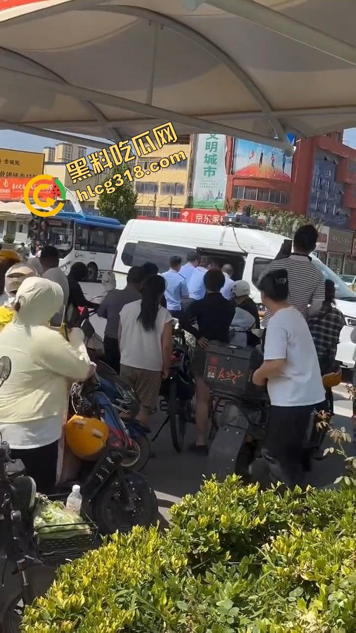 山东菏泽违停被贴条不服还爬警车狂吼，网红『玲玲宝贝』在线上演癫婆斗交警！-8