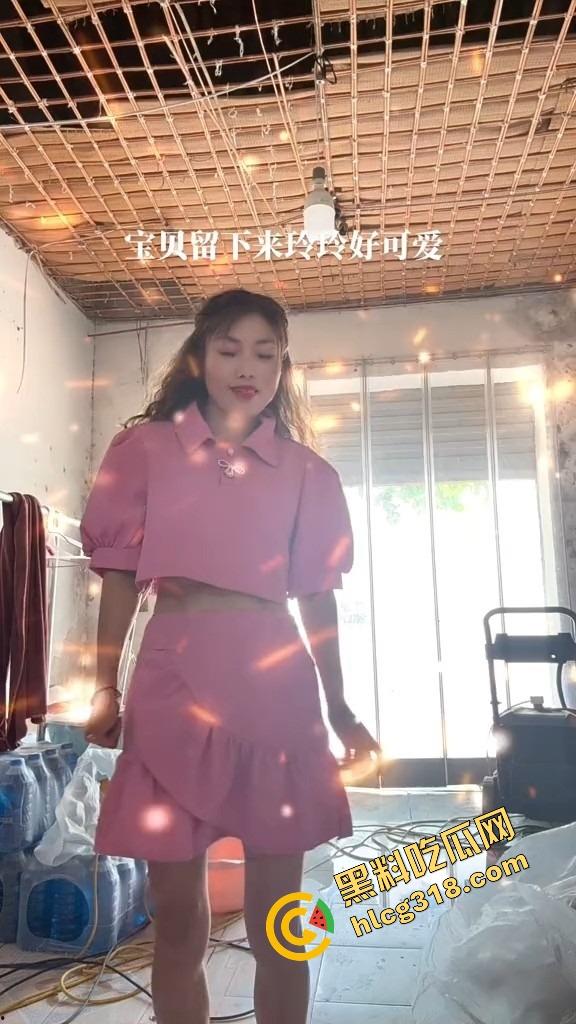 山东菏泽违停被贴条不服还爬警车狂吼，网红『玲玲宝贝』在线上演癫婆斗交警！-9