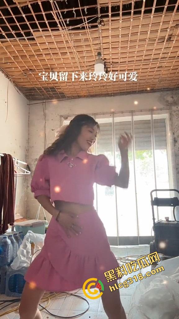 山东菏泽违停被贴条不服还爬警车狂吼，网红『玲玲宝贝』在线上演癫婆斗交警！-11