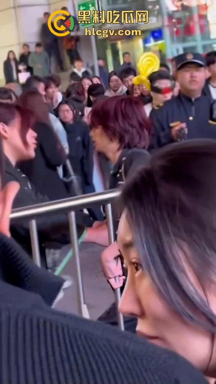 沈阳中街情侣吵架超带劲 旁边大哥忘情表演误摸警察屁股 全程搞笑沈腾看了都说妙-6