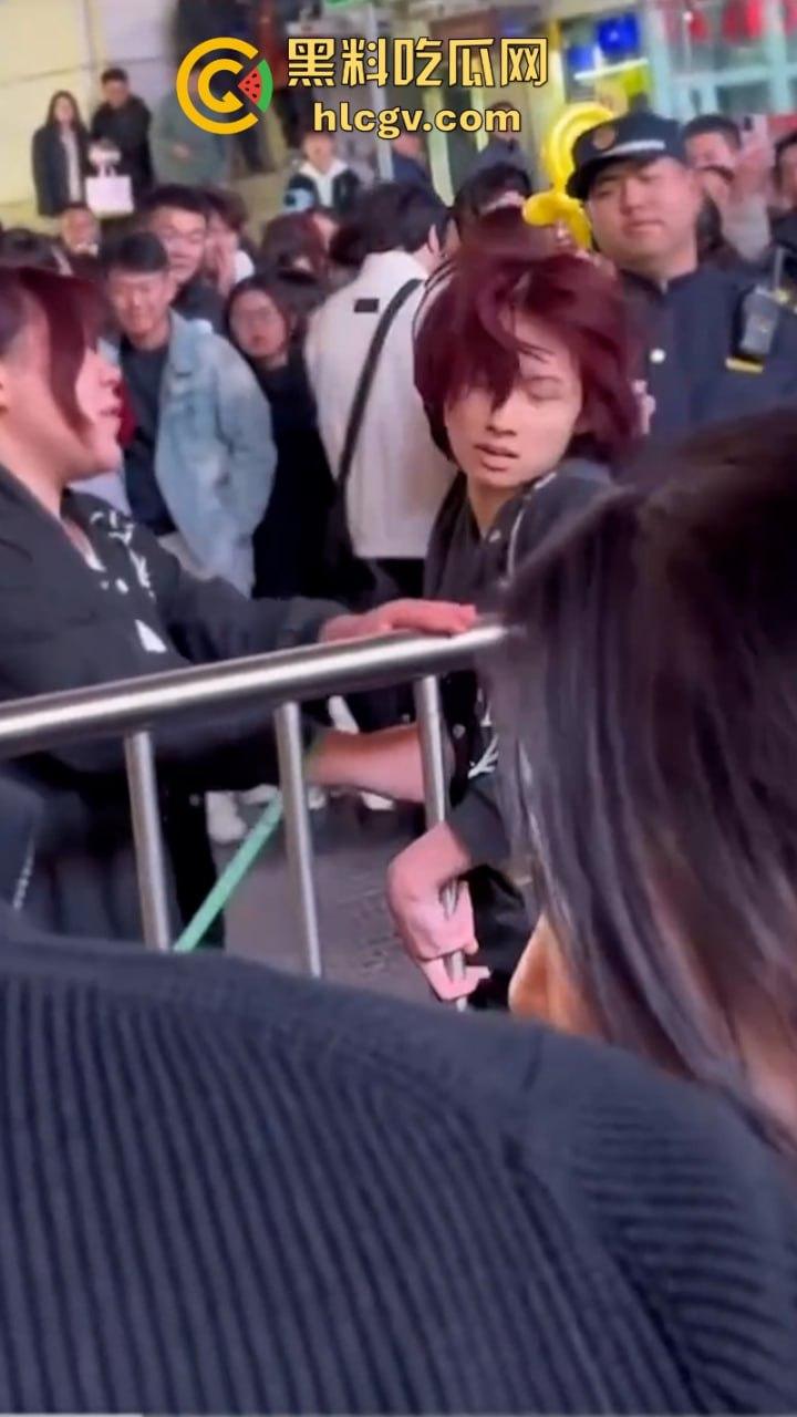 沈阳中街情侣吵架超带劲 旁边大哥忘情表演误摸警察屁股 全程搞笑沈腾看了都说妙-9