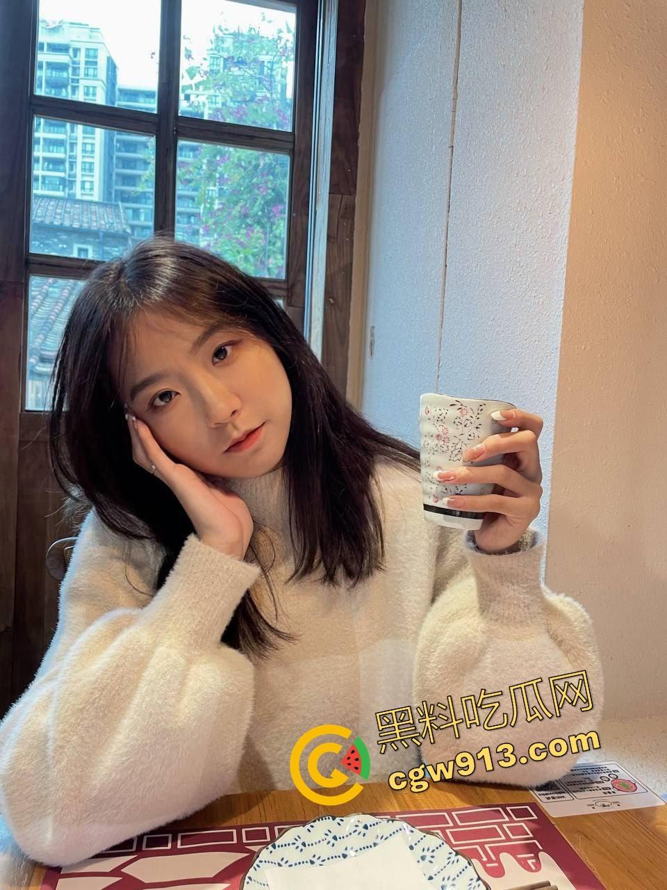 上海戏剧学院【刘雨彤】这骚货也太能装,其实是个爱穿情趣蕾丝内衣的骚逼,挨操挨得眼珠子直翻!-1