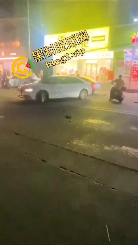 小伙抢包失败反被女子姐妹团一顿暴揍，这群女的真是够猛！-8