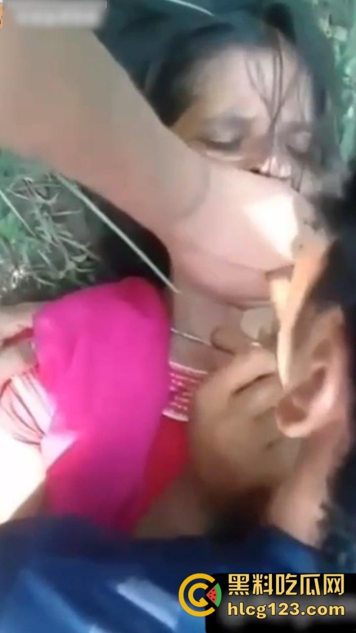 印度真实强奸与朋友一起强奸自己的亲嫂子 现场女子被五六根鸡巴轮插到哭-13