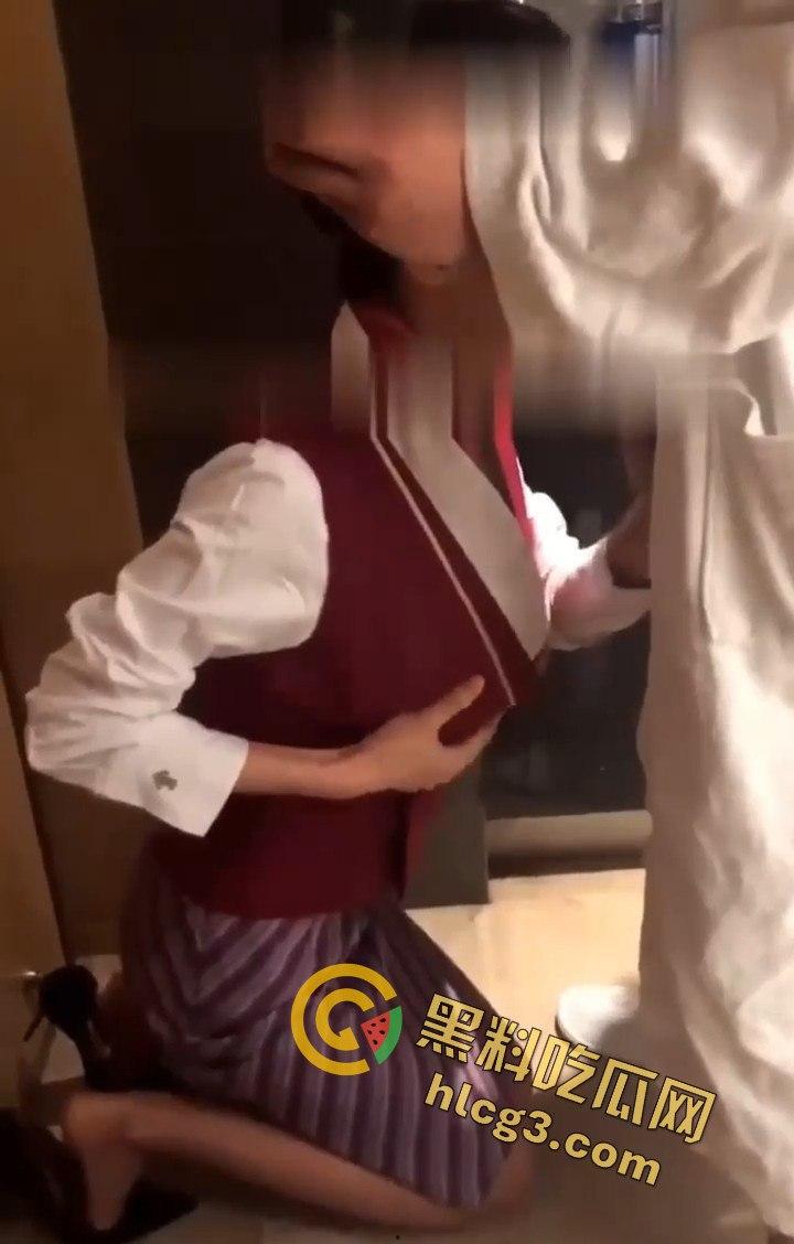 推特极品反差空姐女神『小雨是个大奶骚空姐』下飞机就主动变成金主母狗！无套爆操丝滑美腿！-9