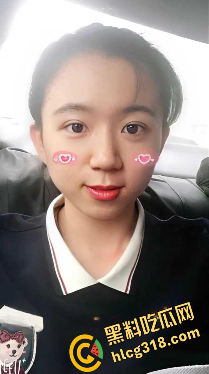 青岛反差女大学生【谭晓怡】，游戏开黑好队友，操逼都不忘王者荣耀语音开黑，还捂住自己嘴巴不发出娇喘声 ！-1